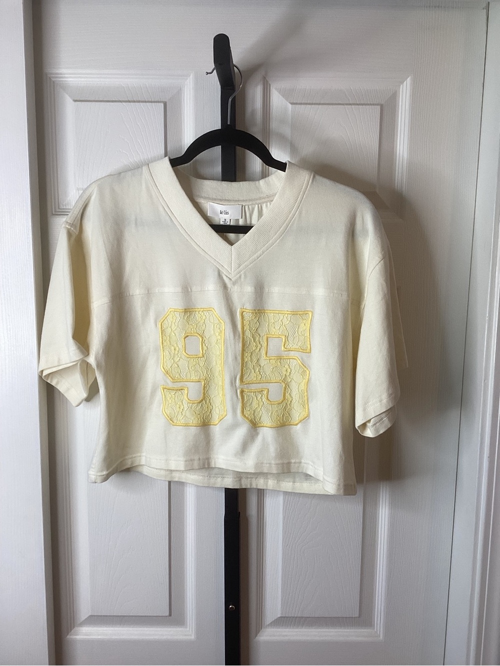 Le Lis Cream Cropped Tee with Yellow '95' Appliqué, size Small, NWT